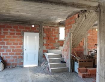 dos casas, una a terminar y una 2 amb al fondo