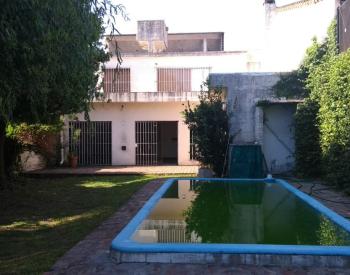 Hermoso chalet 5 Amb. con amplio parque y pileta