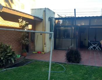 Casa Americana 4 amb. con amplio jardin y cochera