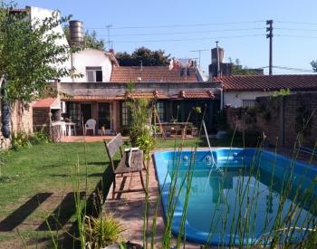 Excelente Chalet 4 ambiente, con parque y pileta.