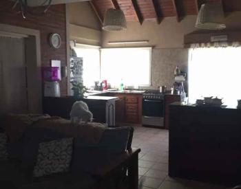 Excelente chalet 5 ambientes con parque y pileta.