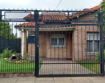 Excelente chalet s/2 lotes, 18 x 45, Apto Credito
