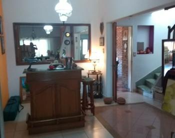 Excelente Chalet 4 ambiente, con parque y pileta.