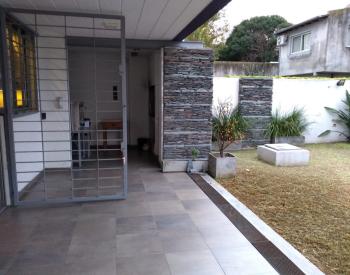 Exc. Casa Minimalista con parque y pileta