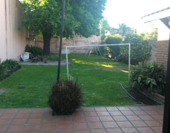 Casa Americana 4 amb. con amplio jardin y cochera