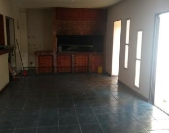 Hermoso chalet 5 Amb. con amplio parque y pileta