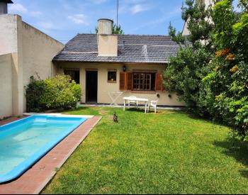 Chalet 4 amb. con fondo y pileta zona residencial