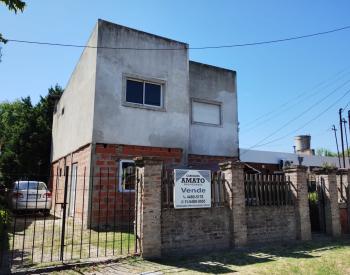 dos casas, una a terminar y una 2 amb al fondo