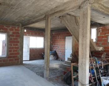 dos casas, una a terminar y una 2 amb al fondo