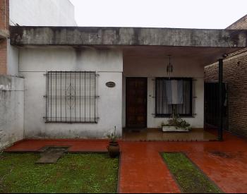 Castelar Nor. Casa americana sobre importante lote