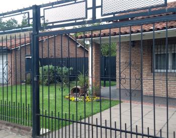 Excelente chalet s/2 lotes, 18 x 45, Apto Credito