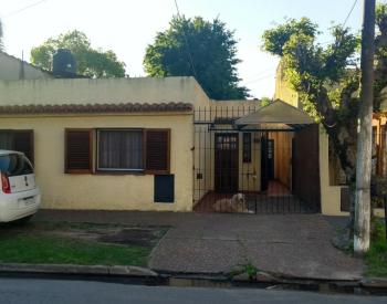 Casa Americana 4 amb. con amplio jardin y cochera