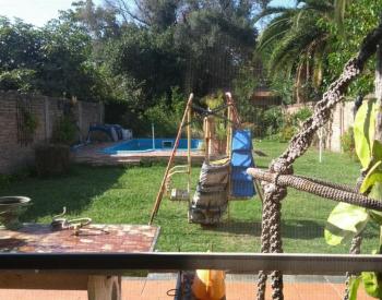 Excelente Chalet 4 ambiente, con parque y pileta.