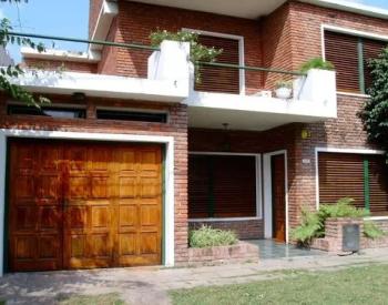 Hermoso chalet 5 Amb. con amplio parque y pileta