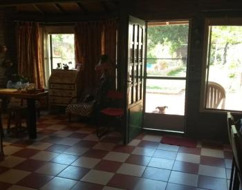 Excelente Chalet 4 ambiente, con parque y pileta.