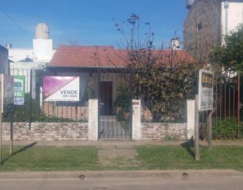Chalet 3 ambientes con parque y cochera