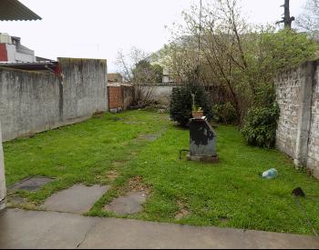 Castelar Nor. Casa americana sobre importante lote