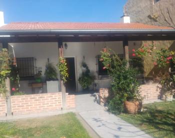 Chalet 3 ambientes con parque y cochera
