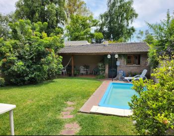 Chalet 4 amb. con fondo y pileta zona residencial