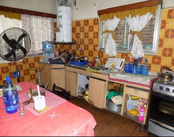 Castelar Nor. Casa americana sobre importante lote