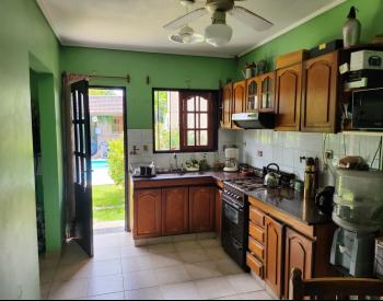 Chalet 4 amb. con fondo y pileta zona residencial