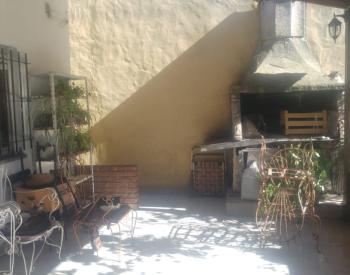 Chalet 3 ambientes con parque y cochera