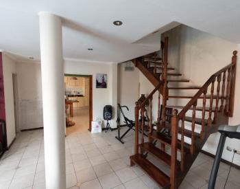 Vende Exc Chalet 5 amb. con parque y 2 cocheras